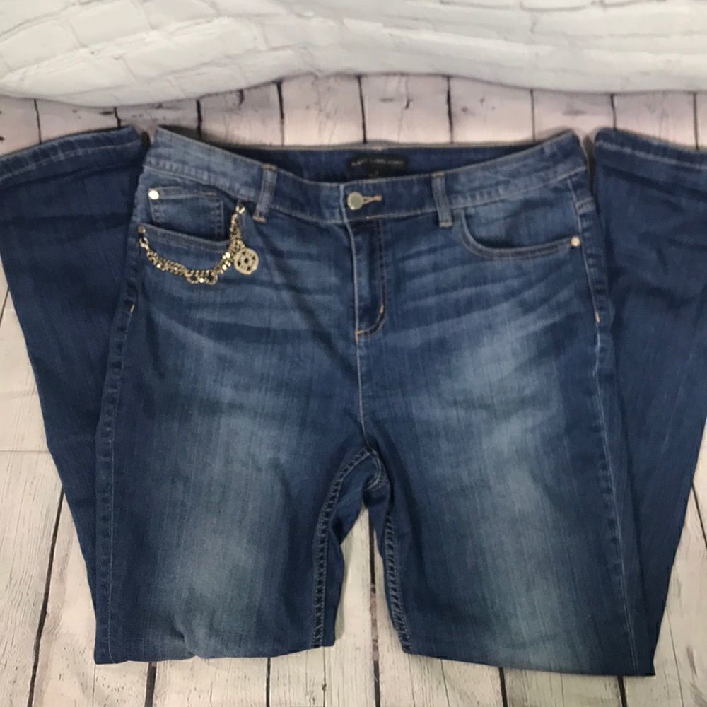 Chico’s Black Label sz 1 or 8/medium in GUC no holes fray 31” inseam Gold Chain